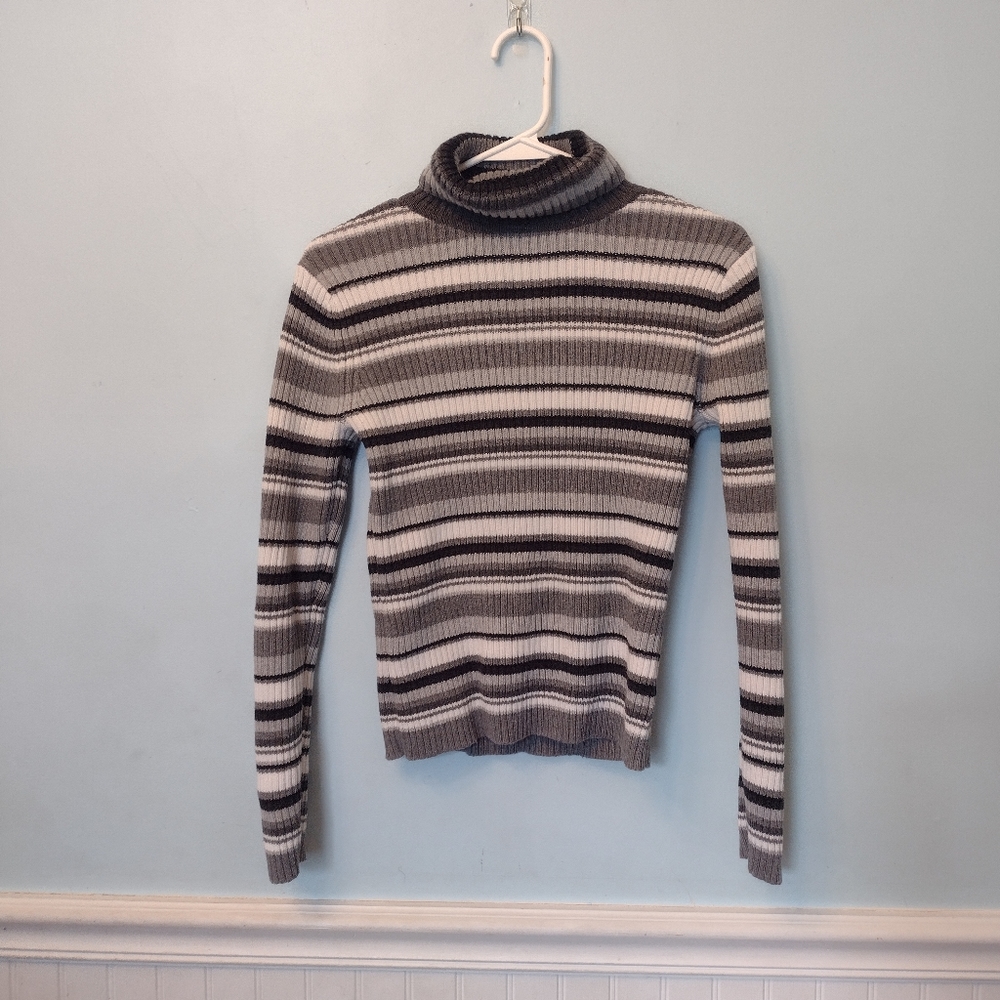 Mixed colored turtleneck!🖤🤍